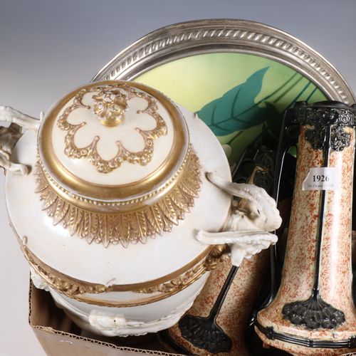 Divers aardewerk; 各种陶器；包括有盖花瓶和书架 Bing & Gröndahl。[ds]