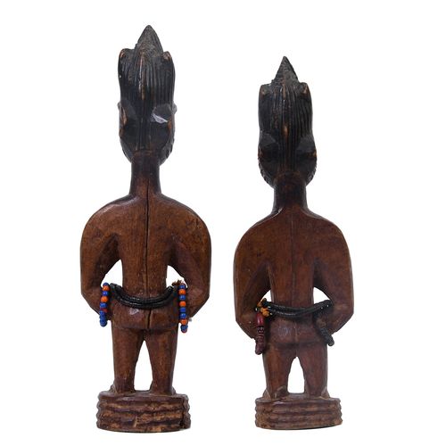 Oyo City, Igbuke style, a pair of Ibeji figures. Oyo City, Igbuke-Stil, ein Paar&hellip;