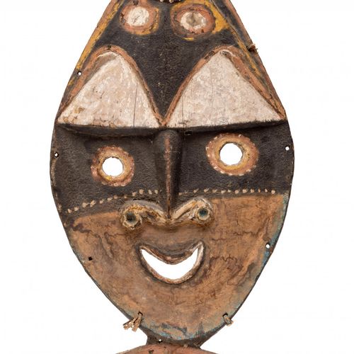 P.N. Guinea, Middel Sepik, Kwoma, a carved wooden Yina mask P.N. Guinea, Middel &hellip;