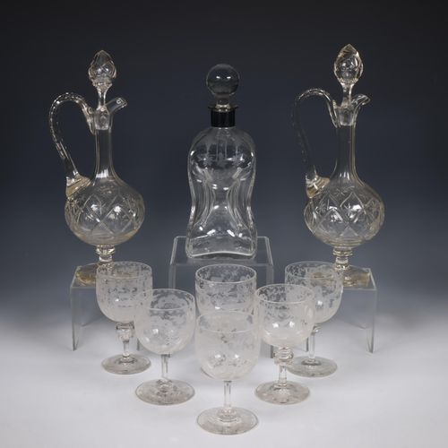 Drie kristallen karaffen en zes geslepen glazen in Rococo stijl. Three crystal d&hellip;