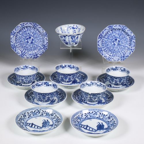 Divers blauw wit porselein in Chinese trant, 20e eeuw; 各种中国风格的青花瓷器，20 世纪；包括九个盘子和&hellip;