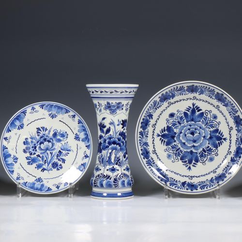 De Porceleyne Fles, vijf stuks blauw wit aardewerk; De Porceleyne Fles, cinq piè&hellip;