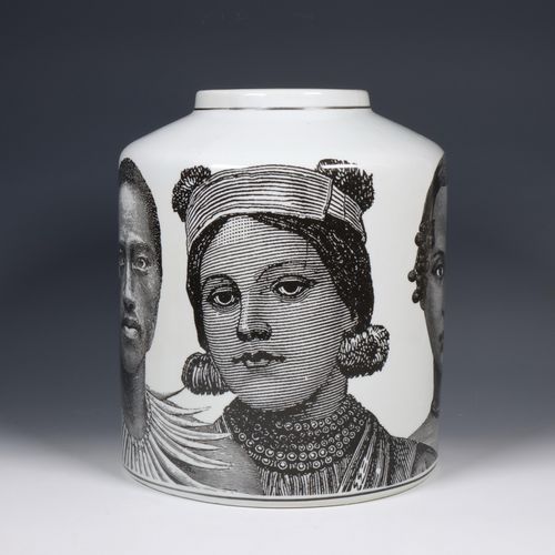 Cilindrische aardewerk vaas, met portretten in zwart/wit rondom, 20e eeuw Vase c&hellip;