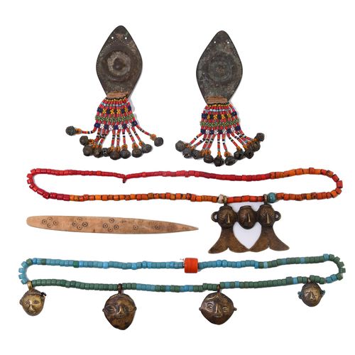 North East India, a pair of metal ear ornaments, Nordostindien, ein Paar Metallo&hellip;