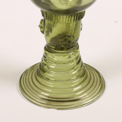 Zes groenglazen roemers, ca. 1900; 六件绿玻璃朗姆酒，约 1900 年；三叶草杯上有边框雕刻。