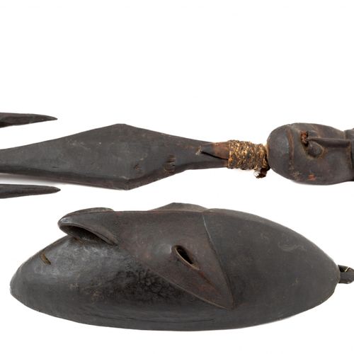 PNG, Sepik, a mask and a hook toped by head (restored) PNG, Sepik, una máscara y&hellip;