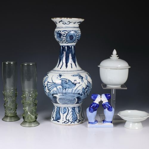 Divers glas en kerramiek Delftse vaas, 19e eeuw, twee knopglazen, porseleinen de&hellip;