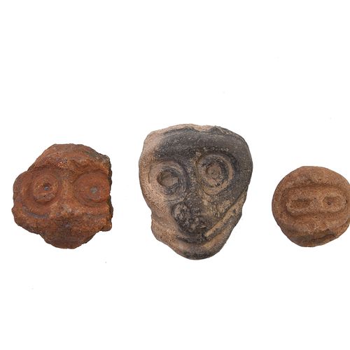P.N. Guinea, Sepik River, three terracotta faces. 几内亚北部，塞皮克河，三面陶俑。8、4.5 和 3 厘米。[&hellip;