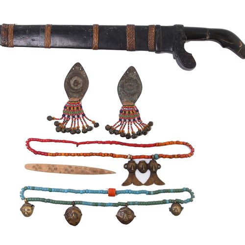 North East India, a pair of metal ear ornaments, Nordostindien, ein Paar Metallo&hellip;