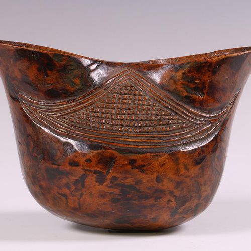 D.R.Congo, Suku, a wooden cup D.R.Kongo, Suku, Holzbecher mit geschnitzten geome&hellip;