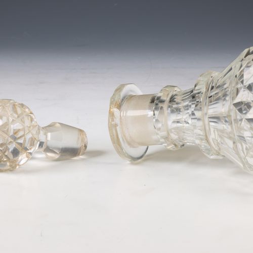 Drie glazen flessen, 19e eeuw, Tres botellas de vidrio, siglo XIX, dos con tapón&hellip;