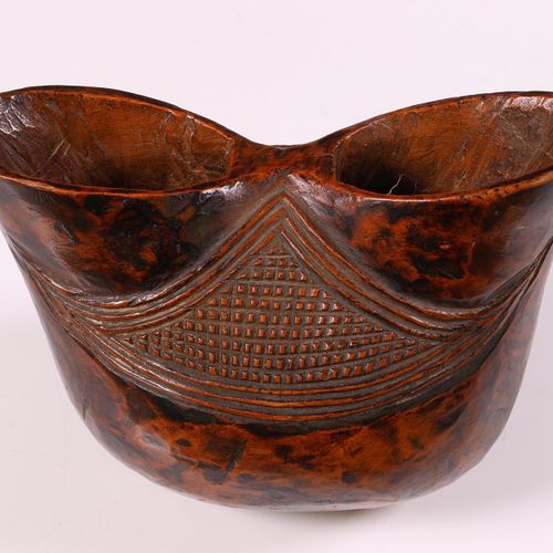 D.R.Congo, Suku, a wooden cup D.R.Kongo, Suku, Holzbecher mit geschnitzten geome&hellip;