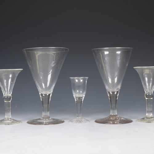 Vijf diverse glazen, 18e/19e eeuw, 五只杂色玻璃杯，18/19 世纪，一对大酒杯、一对小酒杯和一只利口酒杯（利口酒杯边缘有缺口&hellip;