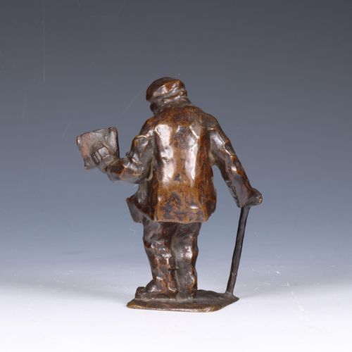 Mogelijk Chris van der Hoef (1875-1933), bruin gepatineerd bronzen sculptuur 'kr&hellip;