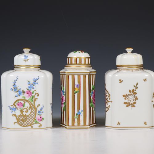 Dresden, drie porseleinen theebussen, 20e eeuw, Dresde, tres teteras de porcelan&hellip;