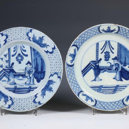 Delft, twee blauw wit aardewerk borden met Kangxi decor, 18e eeuw; Delft, two bl&hellip;