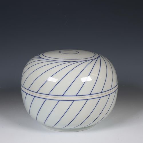 Leen Quist (1942-2014) Leen Quist (1942-2014) Boîte à couvercle en porcelaine de&hellip;