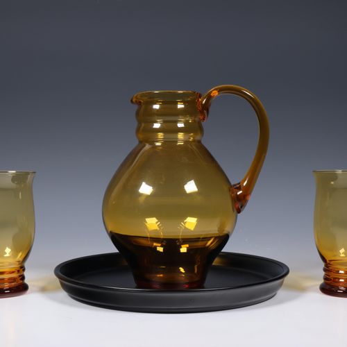 A. D. Copier (1901-1991), amberkleurige waterkan met twee glazen, 1923; A. D. Co&hellip;