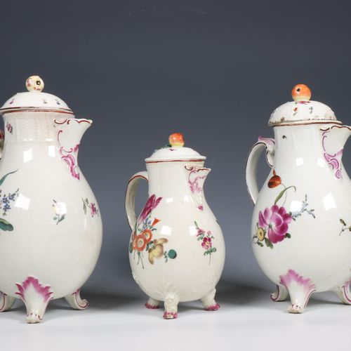 Ludwigsburg, drie porseleinen kannen, ca. 1770; Ludwigsburg, three porcelain jug&hellip;