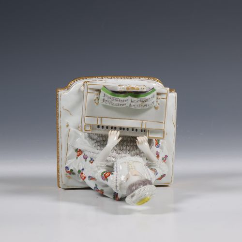 Meissen, porseleinen vormstuk, meisje achter pianola, 19e eeuw, Meissen, porcela&hellip;