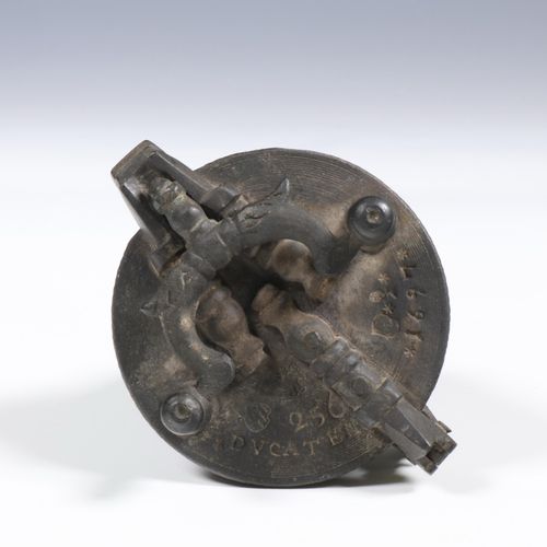 Duitsland, bronzen sluitgewicht, Neurenberg, gedateerd 1697; Germany, bronze loc&hellip;