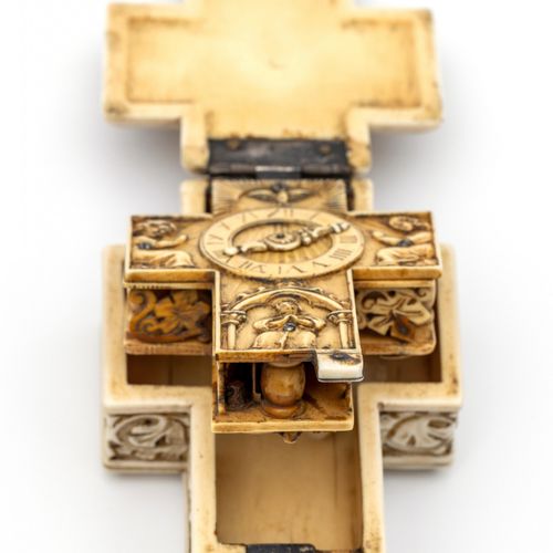 Frankrijk, ivoren gestoken crucifix horloge, 17e/18e eeuw; Francia, orologio con&hellip;