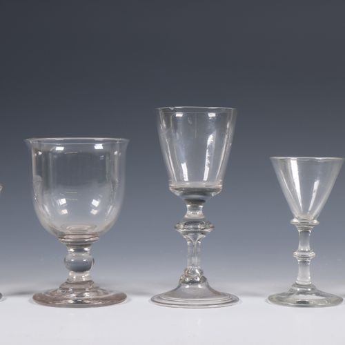 Vijf diverse heldere glazen, 19e eeuw; Fünf verschiedene klare Gläser, 19. Jh.; &hellip;