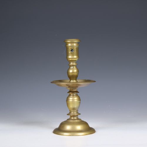 Koperen kraagkandelaar, 18e eeuw; Copper collar candlestick, 18th century; h. 20&hellip;