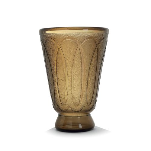 DAUM NANCY 
Grand vase tronconique évasé en verre fumé, décor géométrique gravé &hellip;