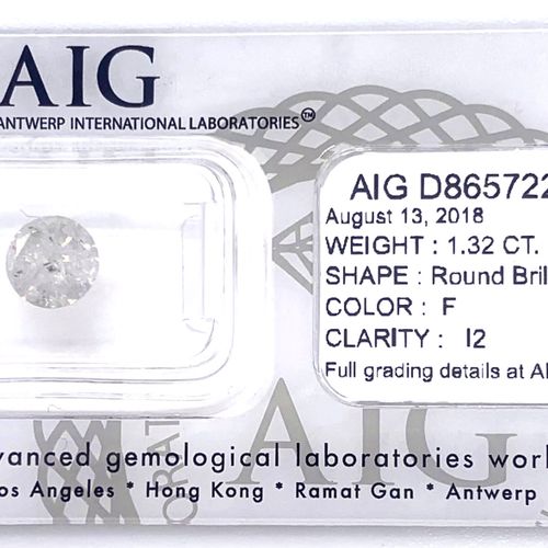 1.32克拉的明亮式切割钻石的纸面。 AIG证书 : 颜色 : F. 净度 : I2.荧光：无。 一颗1.32克拉的钻石。