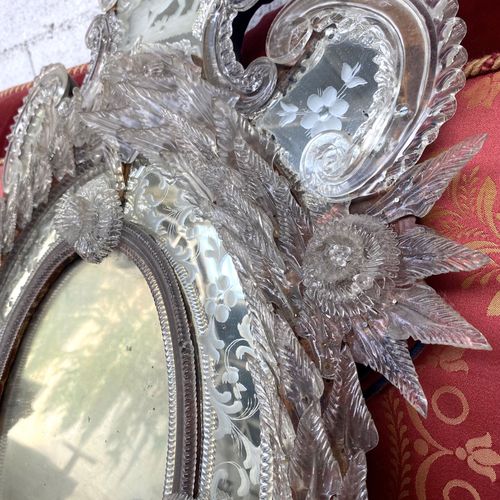 MIROIR VENITIEN de forme ovale en verre gravé de guirlandes de fleurs, le fronto&hellip;