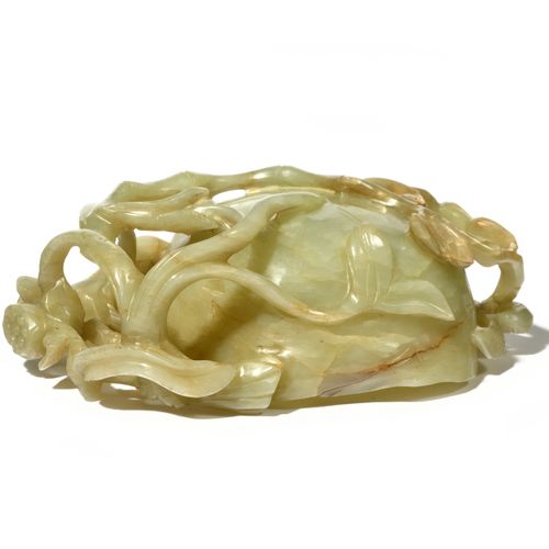 CHINE Objet de lettré (lave pinceaux) en jade sculpté vert clair représentant un&hellip;