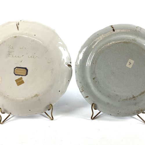 一套八件陶器盘子和一个碟子： 辛辛那提陶器的圆盘，边缘有一个网状的轮廓。 18世纪 直径：21.5厘米（有裂纹和缺口） 马兰士陶器的圆盘和平盘。 				 中国&hellip;