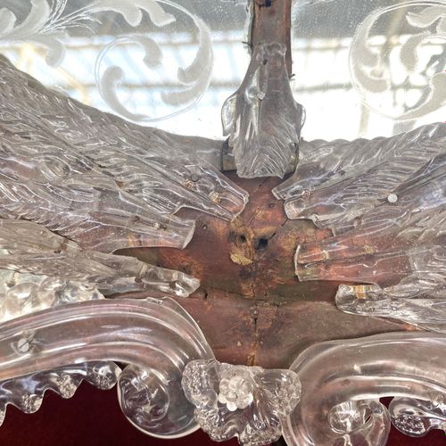 威尼斯镜，椭圆形，刻有花环，镜座刻有一只带翅膀的狮子。20世纪初 82 x 50 cm (损坏和丢失的部分)