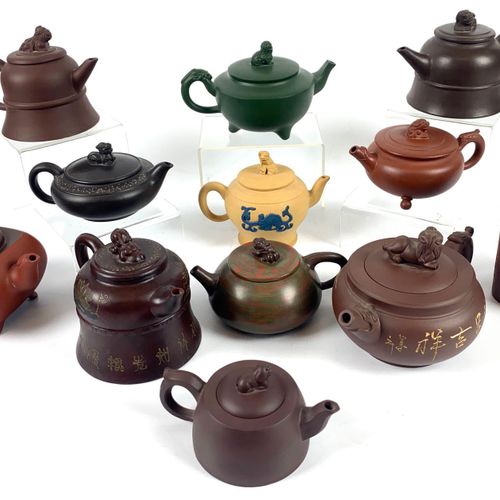 中国 收集12个宜兴石器茶壶 20世纪 高度：4至13厘米