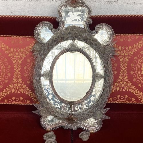 威尼斯镜，椭圆形，刻有花环，镜座刻有一只带翅膀的狮子。20世纪初 82 x 50 cm (损坏和丢失的部分)