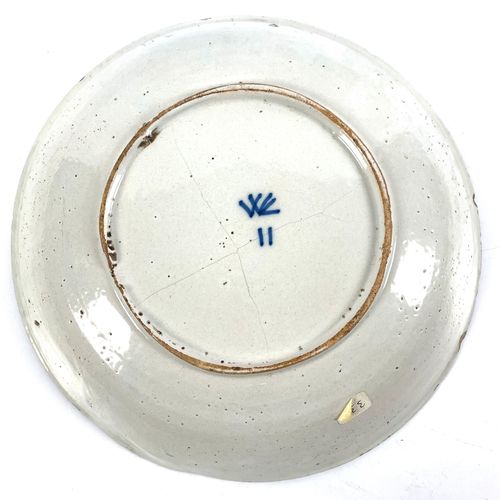 一套八件陶器盘子和一个碟子： 辛辛那提陶器的圆盘，边缘有一个网状的轮廓。 18世纪 直径：21.5厘米（有裂纹和缺口） 马兰士陶器的圆盘和平盘。 				 中国&hellip;