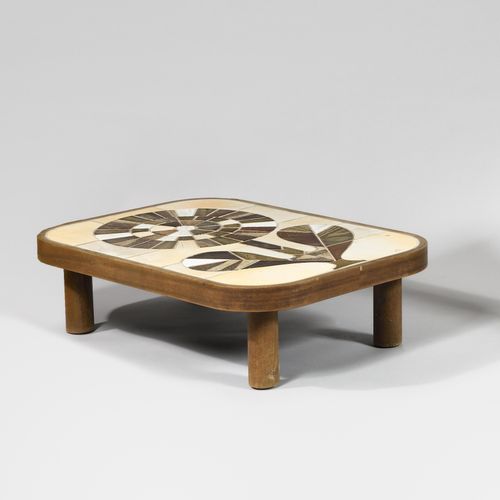 ROGER CAPRON (1922 2006) "Shogun "模型 矮桌，长方形桌面，圆角，装饰有刻花瓷片的造型，胶合板带在四个圆柱形木腿上 签名 角落里&hellip;