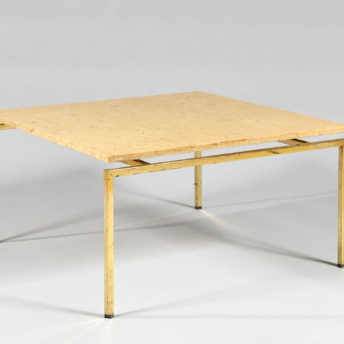 1970年代作品 米色大理石方桌，镀金铁质结构，方形截面 高度：45厘米 宽度：86厘米 深度：86厘米