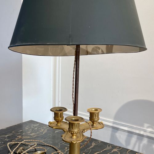 LAMPE BOUILLOTTE en bronze doré avec bouquet de trois lumières, le fût cannelé s&hellip;