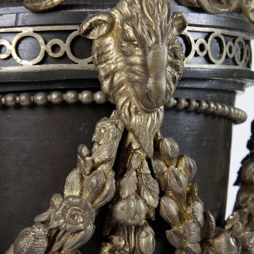 PAIRE DE LAMPES, en forme de vase balustre, en bronze à double patine brune et o&hellip;