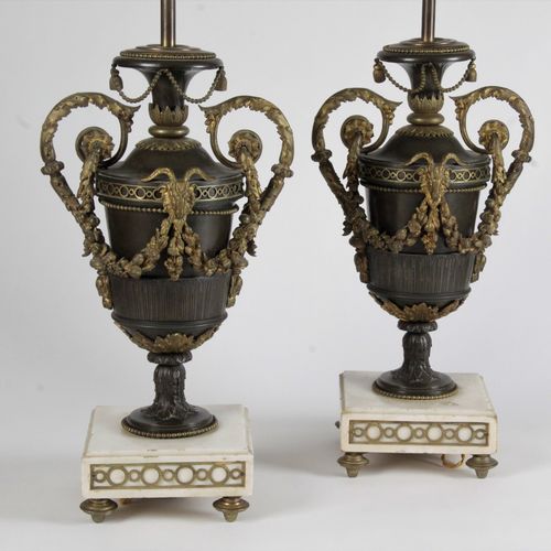 PAIRE DE LAMPES, en forme de vase balustre, en bronze à double patine brune et o&hellip;