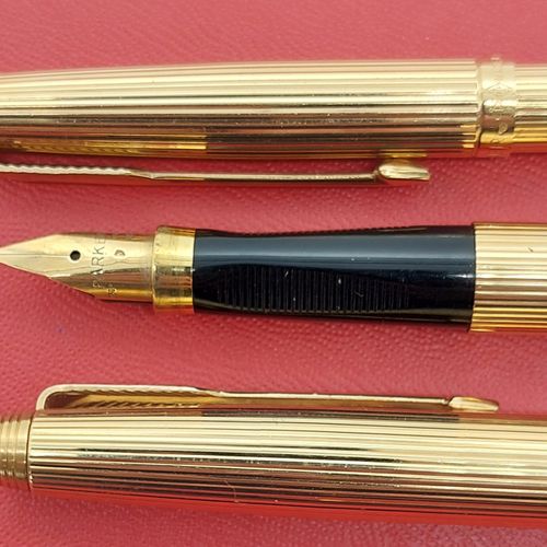 Null PARKER

Parure stylo plume et stylo bille en or 18 carats décor godrons de &hellip;