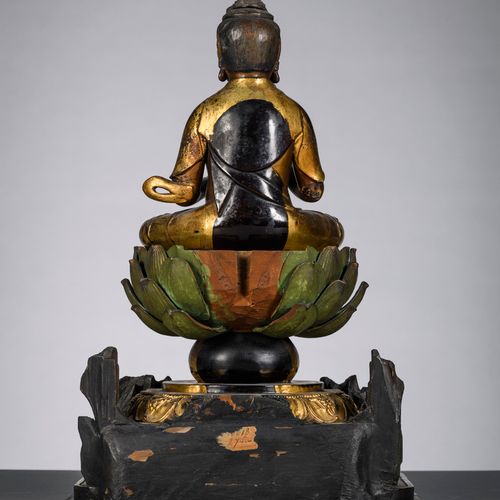 Null Un bodhisattva japonais en bois laqué, époque Edo (h40cm total)