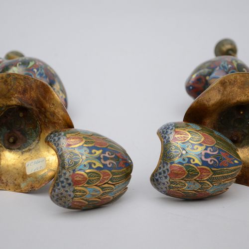 Null Une paire de bougeoirs en cloisonné 'grues', Chine (h48cm)