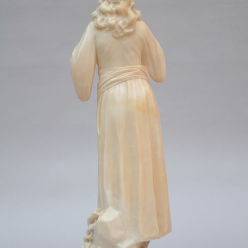 Null Statue en albâtre 'dame avec instrument' (h74cm) (*)