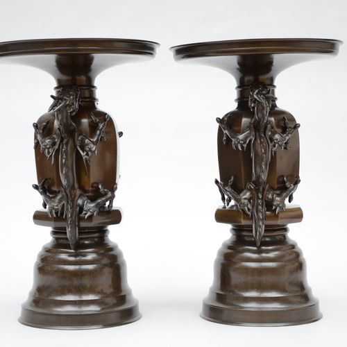 Null Une paire de vases japonais en bronze avec incrustations d'argent 'dragons'&hellip;