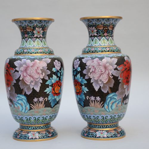 Null Paire de vases en cloisonné à fond noir, Chine (h52cm)