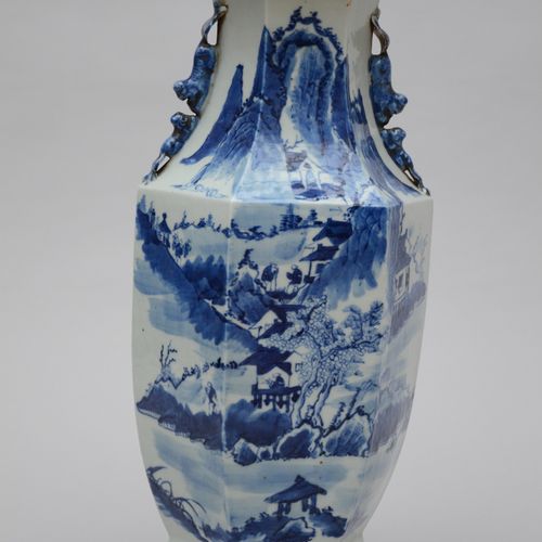 Null Un vase hexagonal en porcelaine de Chine bleu blanc (H 44cm) (*)