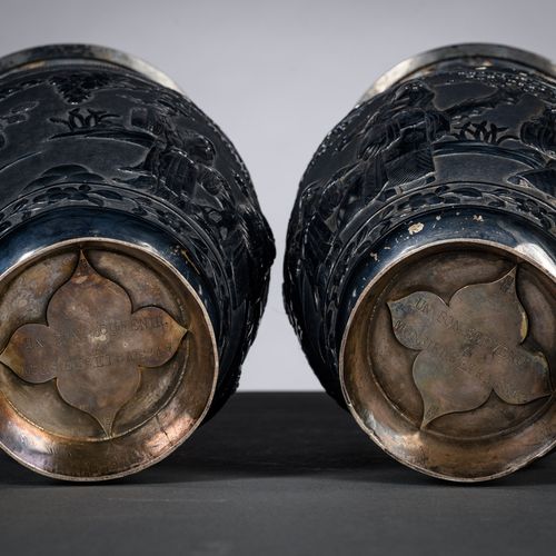 Null Une paire de vases chinoises en argent 'Fu Lu Shou', 19ième siècle (h37cm)